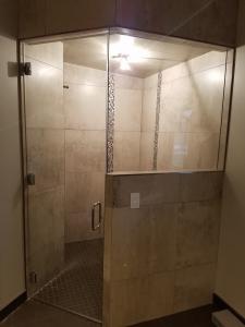 Corner shower with accent tile